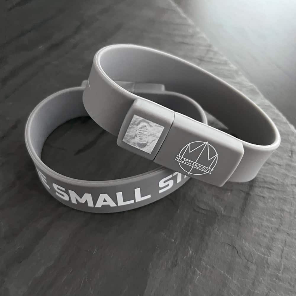 USB Wristband 8GB with Entire Discography